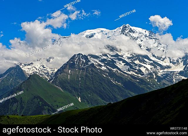 Die schneebedeckte Mont Blanc-Gruppe mit den Gipfel Dome du Gouter, Aiguille de Bionnassay und Mont Blanc, Saint-Gervais-les-Bains, Hochsavoyen