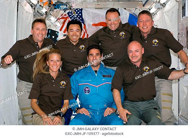 STS-124 crewmembers and NASA astronaut Greg Chamitoff (center front row), Expedition 17 flight engineer, pose for a portrait following a joint news conference...