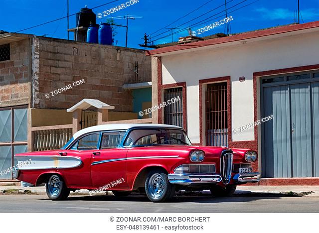 Amerikanischer roter Oldtimer parkt auf der Strasse in Santa Clara Kuba American red vintage car parked on the street in Santa Clara Cuba