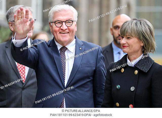 01 November 2018, Saxony, Chemitz: Federal President Frank-Walter Steinmeier and Barbara Ludwig (SPD), Lord Mayor of Chemnitz, arrive at Chemnitz City Hall