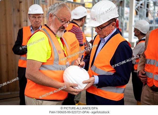 05 June 2019, Baden-Wuerttemberg, Stuttgart: Matthias Wissmann, former Federal Minister of Transport, signs a construction helmet on the construction site for...