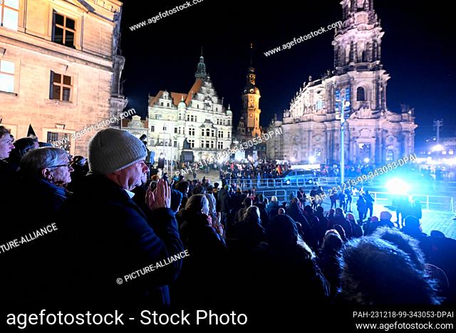 18 December 2023, Saxony, Dresden: Dirk Hilbert (FDP, 2nd from left), Lord Mayor of the City of Dresden, takes part in the counter-demonstration of the ""Herz...