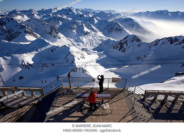 France, Hautes Pyrenees, Bagneres de Bigorre, La Mongie, Pic du Midi de Bigorre (2877m), tourists enjoying the panorama