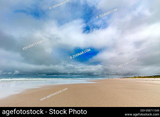 Strand von Juist, Ostfriesische Inseln, Deutschland. Clouds over the beach on Juist, East Frisian Islands, Germany