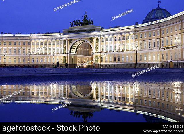 RUSSIA, ST PETERSBURG - 16 de NOVIEMBRE, 2023: Vista exterior del Edificio General del Museo Hermitage que acoge el Foro Cultural Internacional de San...