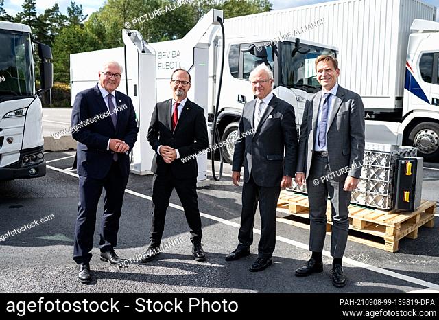 08 September 2021, Sweden, Södertälje: German President Frank-Walter Steinmeier (l) and King Carl XVI Gustaf of Sweden (2nd from right) stand together with...