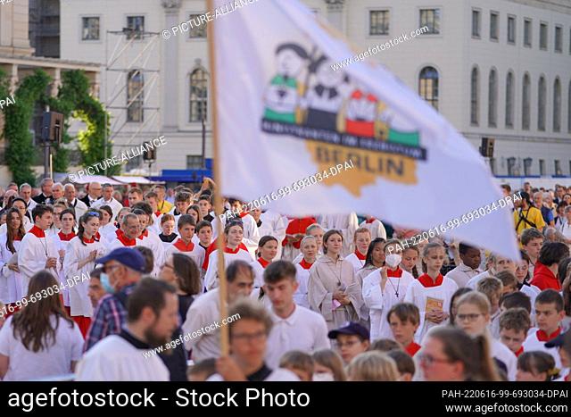 16 June 2022, Berlin: A procession for the Corpus Christi celebration of the Archdiocese of Berlin starts moving on Bebelplatz