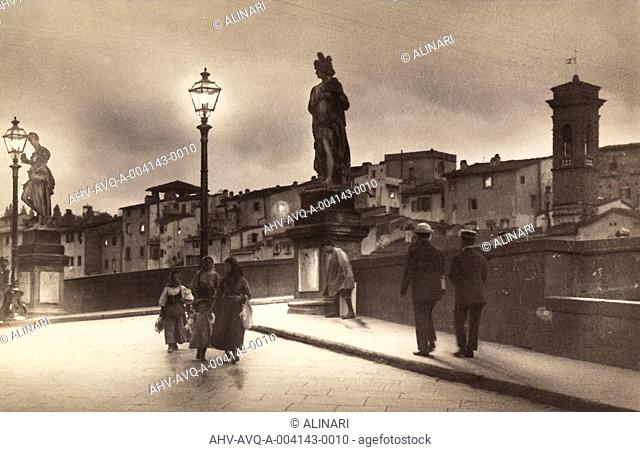 People strolling on the Ponte Santa Trinita, Florence, shot 1905 ca. by Alinari Vittorio (1859-1932)