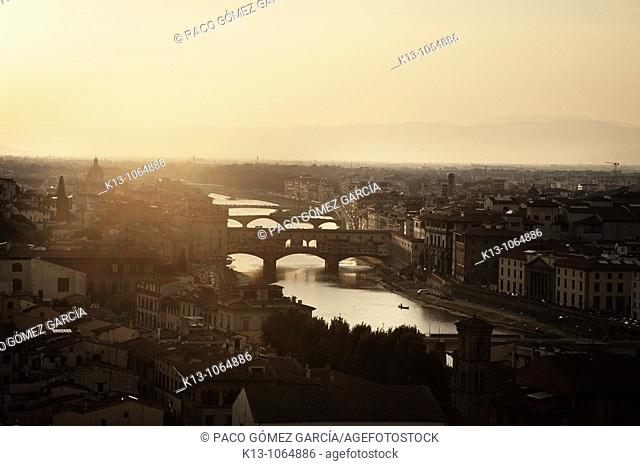 Florencia y río Arno al atardecer  Italia