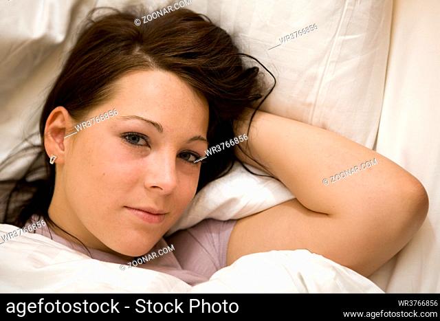 junge Frau im Bett