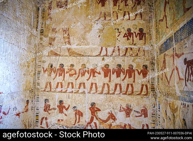 27 May 2023, Egypt, Saqqara: A general viwe of a wall inside one of the newlly discovered two tombs in the Saqqara necropolis. Photo: Ziad Ahmed/dpa