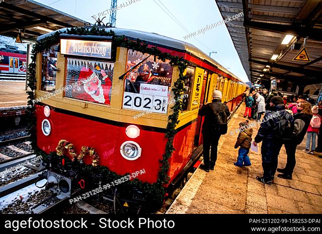 02 December 2023, Berlin: The Christmas train of the Historische S-Bahn association is parked at Grünau S-Bahn station. The Christmas train is running through...