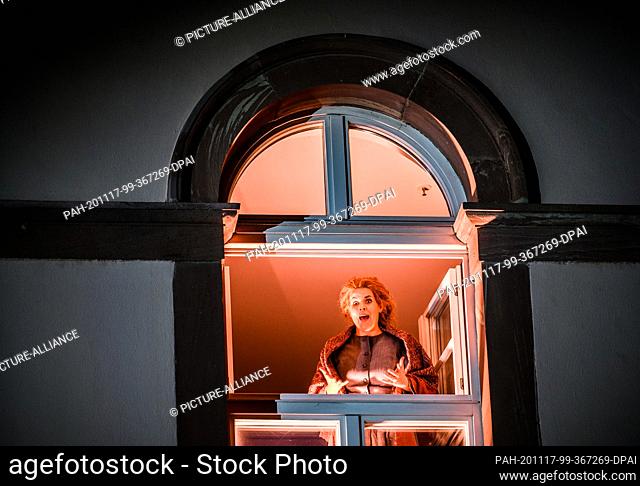17 November 2020, Rhineland-Palatinate, Mainz: A singer is standing in a window of the State Theater. Employees, actors, dancers and singers of the...