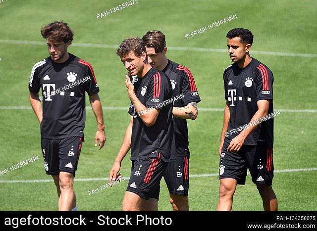 from left: Alvaro ODRIOZOLA (FC Bayern Munich), Thomas MUELLER (MULLER, FC Bayern Munich), Adrian FEIN, Sarpreet SINGH (FC Bayern Munich)