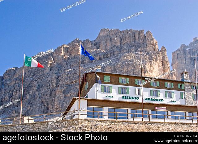 Rifugio Auronzo liegt auf 2333 Metern Höhe direkt vor den Drei Zinnen und ist zu Fuß oder mit dem Auto leicht erreichbar