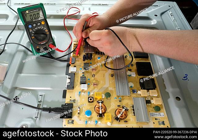 20 May 2022, Saxony, Leipzig: Electronic measured variables are determined on a television screen in a repair workshop. Defective household appliances and cell...