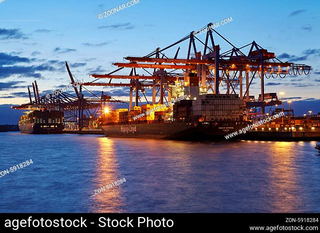 Das Containerschiff Dublin Express wird am Abend des 3. Mai 2014 am Terminal Burchardkai im Tiefwasserhafen Hamburg-Waltershof beladen bzw. entladen