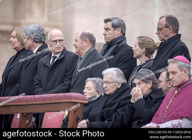 05 January 2023, Vatican, Vatikanstadt: Bundestag President Bärbel Bas (l, SPD), Peter Tschentscher (3rd from left, SPD)