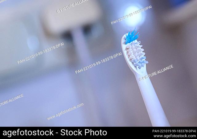 PRODUCTION - 17 October 2022, Berlin: An electric toothbrush stands in a bathroom and is being charged. Photo: Annette Riedl/dpa