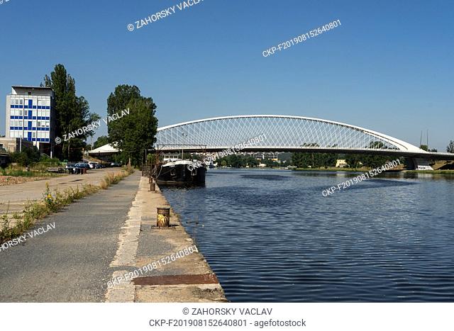 The Troja bridge in Prague. The bridge connects Holesovice and Troja district. (CTK Photo/Vaclav Zahorsky)