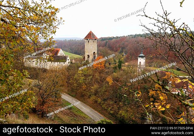 12 November 2023, Baden-Württemberg, Rechtenstein: View of the church and the former Rechtenstein Castle in the village of Rechtenstein on the Danube