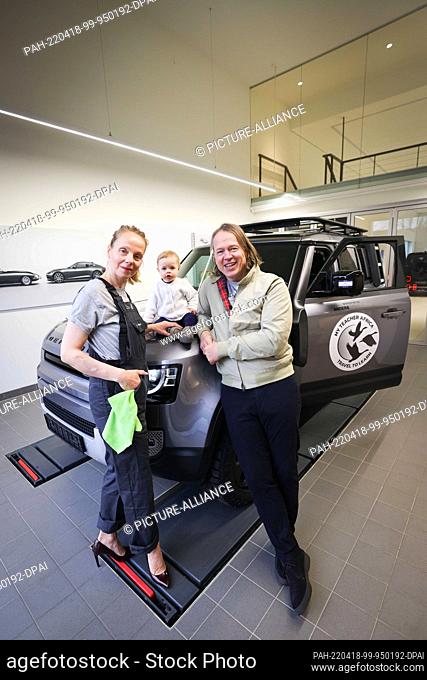 17 March 2022, Lower Saxony, Seevetal: Hamburg author Michel Ruge, his wife Annika and daughter Jaguar stand in front of their new Landrover Defender at a car...