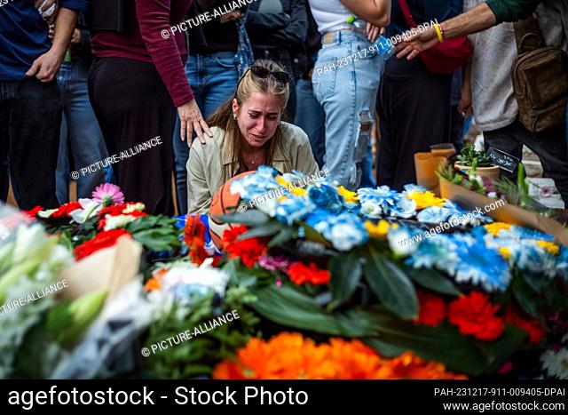 17 December 2023, Israel, Shefayim: Relatives and friends mourn during the funeral of Alon Lulu Shamriz, one of the 3 Israeli hostages who were mistakenly...