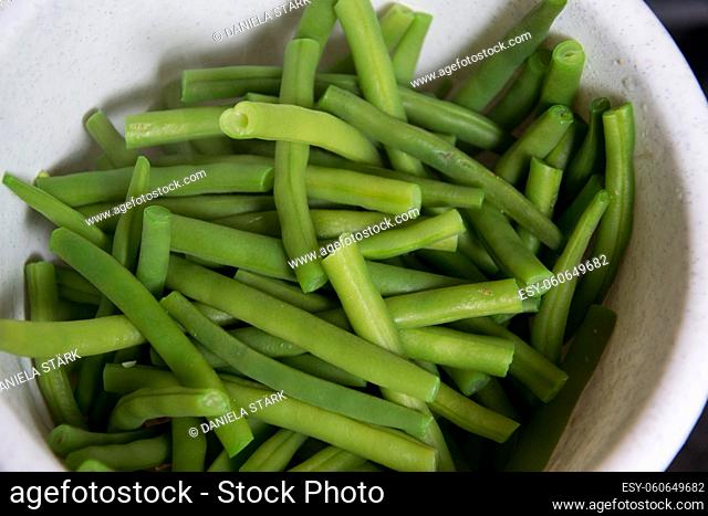 some cooked, green beans