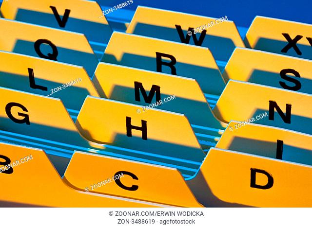 Die Trennkarten eines alphabetischen Registers in einer Karteikarten Box