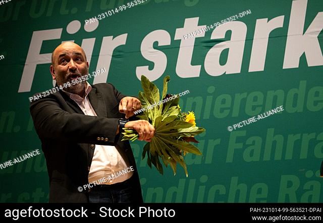 14 October 2023, Baden-Württemberg, Weingarten: Omid Nouripour, federal chairman of the Green Party, points to his watch at the state delegates' conference of...