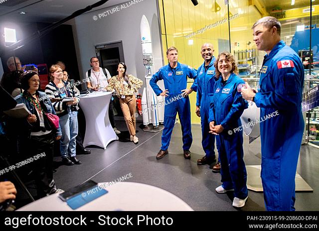 15 September 2023, Bremen: The crew members of the Artemis 2 mission of the US space agency Nasa, Reid Wiseman (l-r), Victor Glover