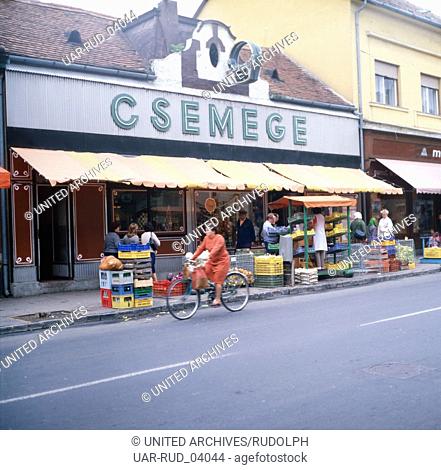 Der alltägliche Einkauf in Keszthely, Ungarn 1984. Daily errands in the city of Keszthely, Hungary 1984