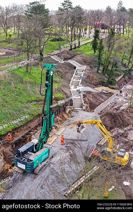 28 March 2023, Saxony-Anhalt, Bad Dürrenberg: Sheet piling is used to secure the dry stone walls on the banks of the Saale below the spa gardens with the...