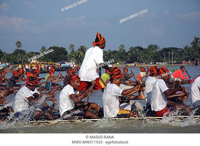 The Boat race locally known as Nouka Baich is a traditional sport in Bangladesh Rupsha river, Khulna, Bangladesh October 27, 2007