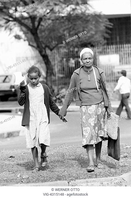 BRASILIEN, BELO HORIZONTE, 20.06.1981, Eighties, black and white photo, people, elder woman and her granddaughter go shopping, aged 60 to 70 years