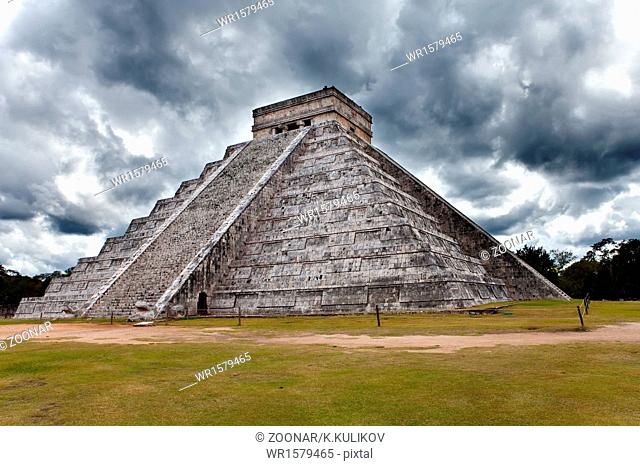 Kukulkan Pyramid in Chichen Itza on the Yucatan, M