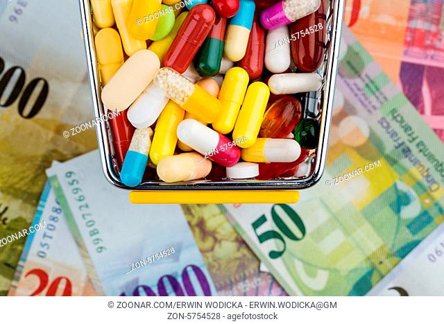Tabletten, Einkaufswagen, Schweizer Franken, Symbolfoto für Medikamente, Krankenkassen, Kosten im Gesundheitswesen