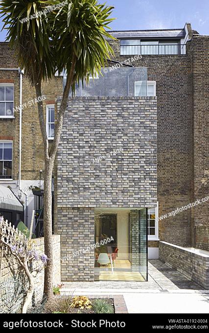 Double-height rear extension with corner window on ground level. Queens House, London, United Kingdom. Architect: Paul Archer Design - Architects & Design, 2021