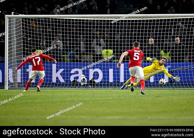 19 November 2023, Berlin: Soccer: International match, Germany - Turkey, Olympic Stadium. Germany's goalkeeper Kevin Trapp (r) is unable to keep out Turkey's...
