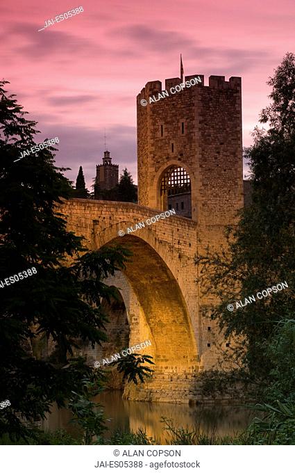 Spain, Catalunia Catalunya, Besalu, Pont Vell Old Bridge over Fluvia River