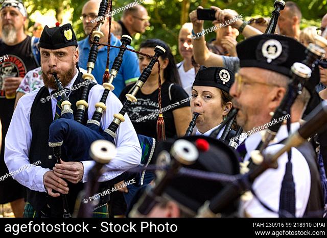 16 September 2023, Saxony, Trebsen: Participants of the 22nd International Highland Games blow their bagpipes. The biggest Scottish event in Germany is under...