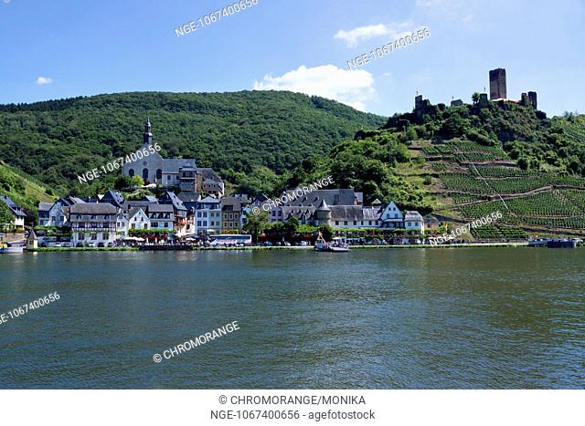 View across the Moselle River towards Beilstein with the ruins of Castle Metternich, district Cochem Zell, Rhineland Palatinate, Germany, Europe