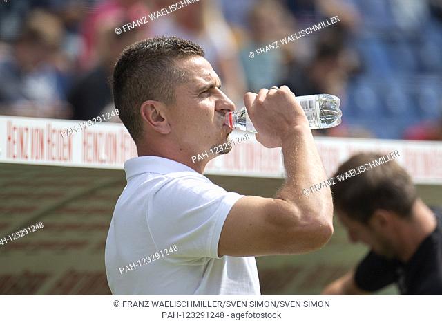 coach Mersad SELIMBEGOVIC (R) drinks from a bottle, BB in profile; Thirsty, drinking; Soccer 2. Bundesliga, 2.matchday, matchday 02