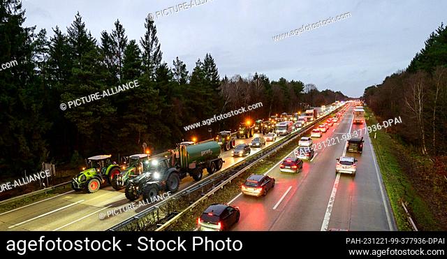 21 December 2023, Lower Saxony, Soltau: Farmers drive their tractors on highway 7 between Soltau and Hanover. The reason for this is the German government's...
