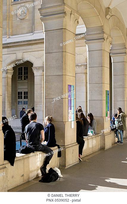 France. Paris 6th district. Avenue de l'Observatoire. Faculty of pharmacy. Students under the arches of the outside court