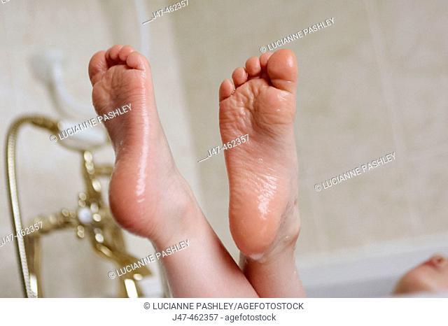 3 year old girls feet on the side of a bathtub