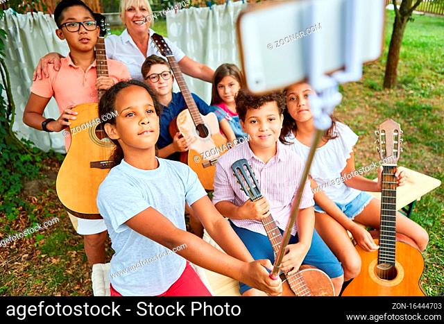 Kinder Musik Band im Sommercamp oder Ferienlager macht ein Selfie für die Talentshow