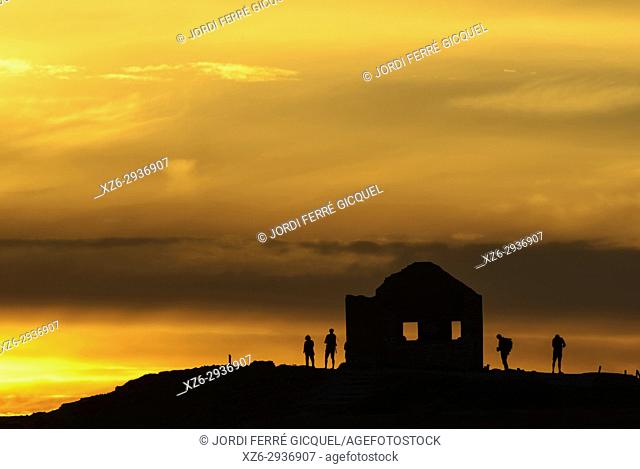 Ruins of an old house on the cliff and people looking the sunset, Arche de Port Blanc, Saint-Pierre-Quiberon, Morbihan, Brittany, France, Europe