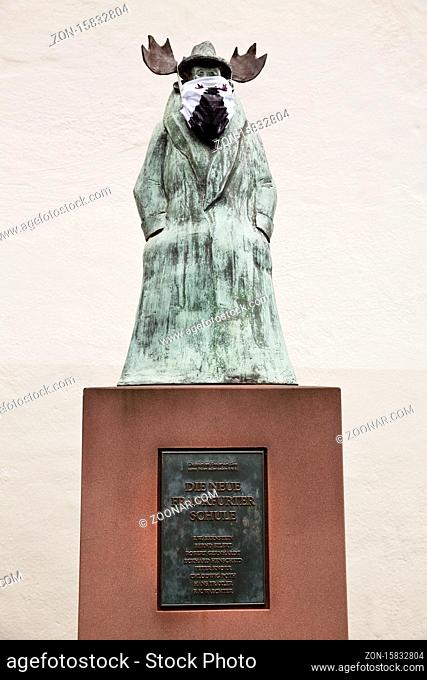 Elchskulptur von Hans Traxler mit Corona Maske vor dem Caricatura Museum, Neue Frankfurter Schule, Frankfurt am Main, Hessen, Deutschland, Europa