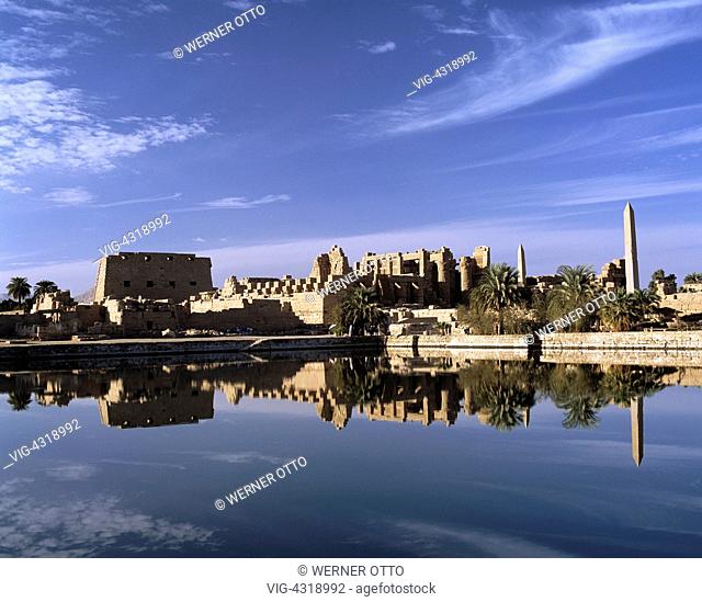 Aegypten, ET-Karnak, Oberaegypten, Tempelbezirk Karnak, Ausgrabungsgelaende, Heiliger See, Tempelruinen, Tempel spiegelt sich im See, Wasserspiegelung